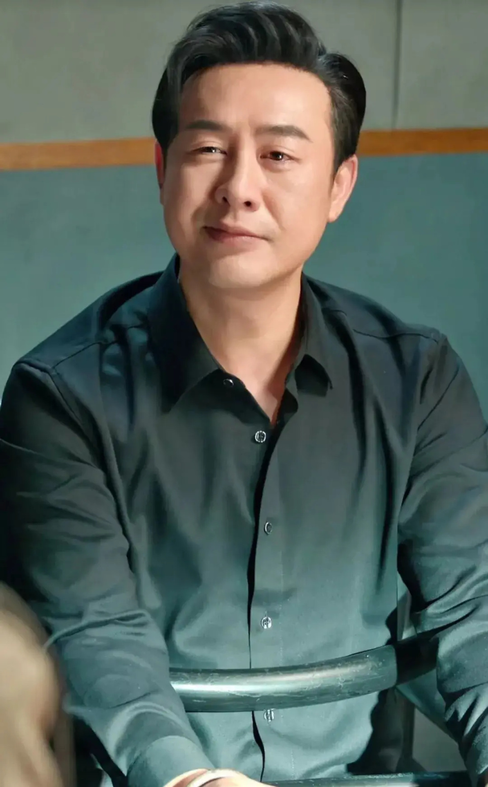 张颂文参加农村婚礼！打扮喜庆接地气，与村民合影没有半分明星架子_腾讯新闻