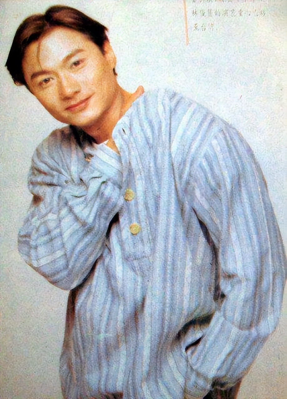 同为混血儿钟丽缇女儿丰腴姜文女儿风情林俊贤女儿显硬朗