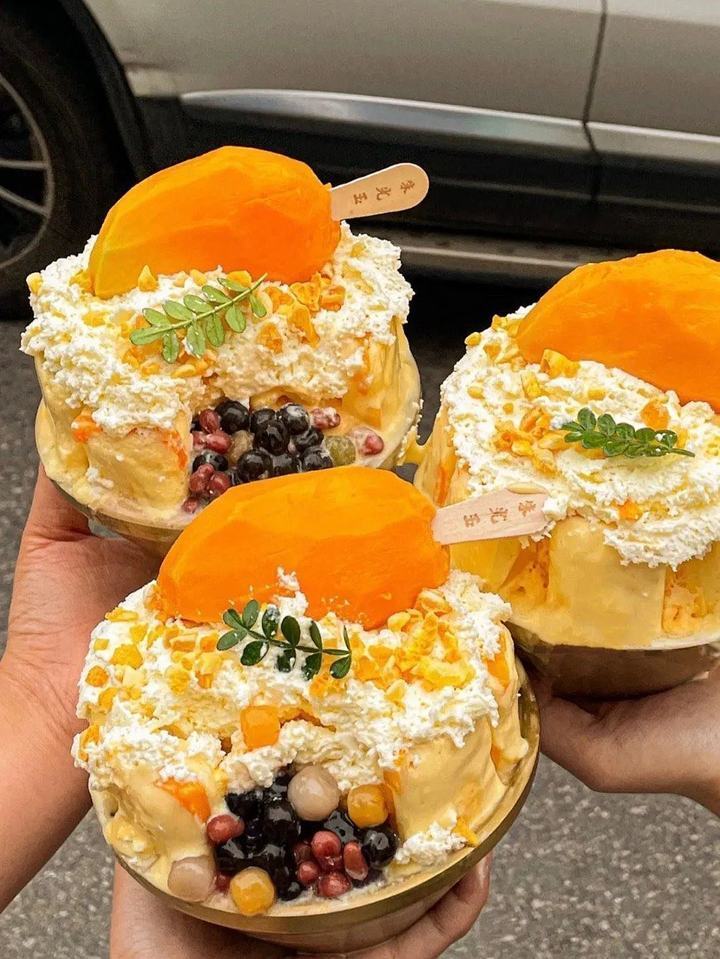 山街主区域汇聚了传统与现代的美食佳肴,三杯赤運,山顶顶火锅,冰淇淋