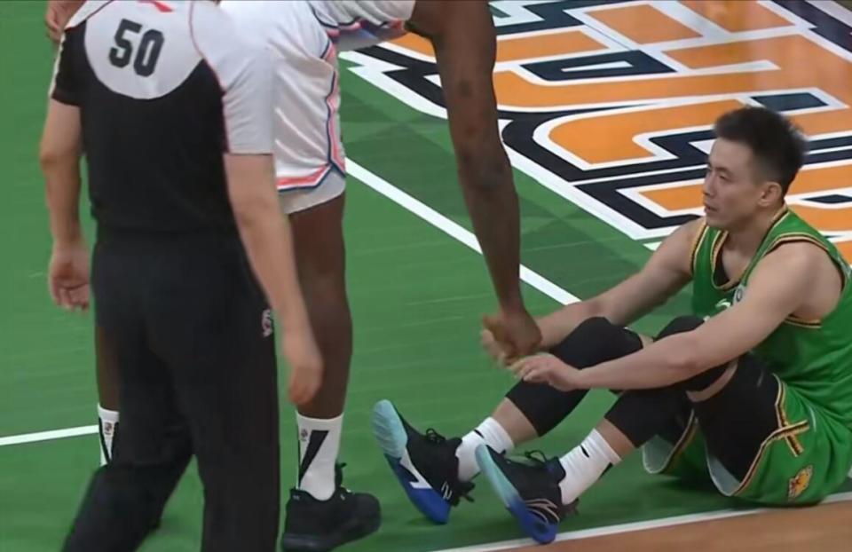 辽篮108比94击败四川,赵继伟受伤,坐在地上表情痛苦,独自走回更衣室