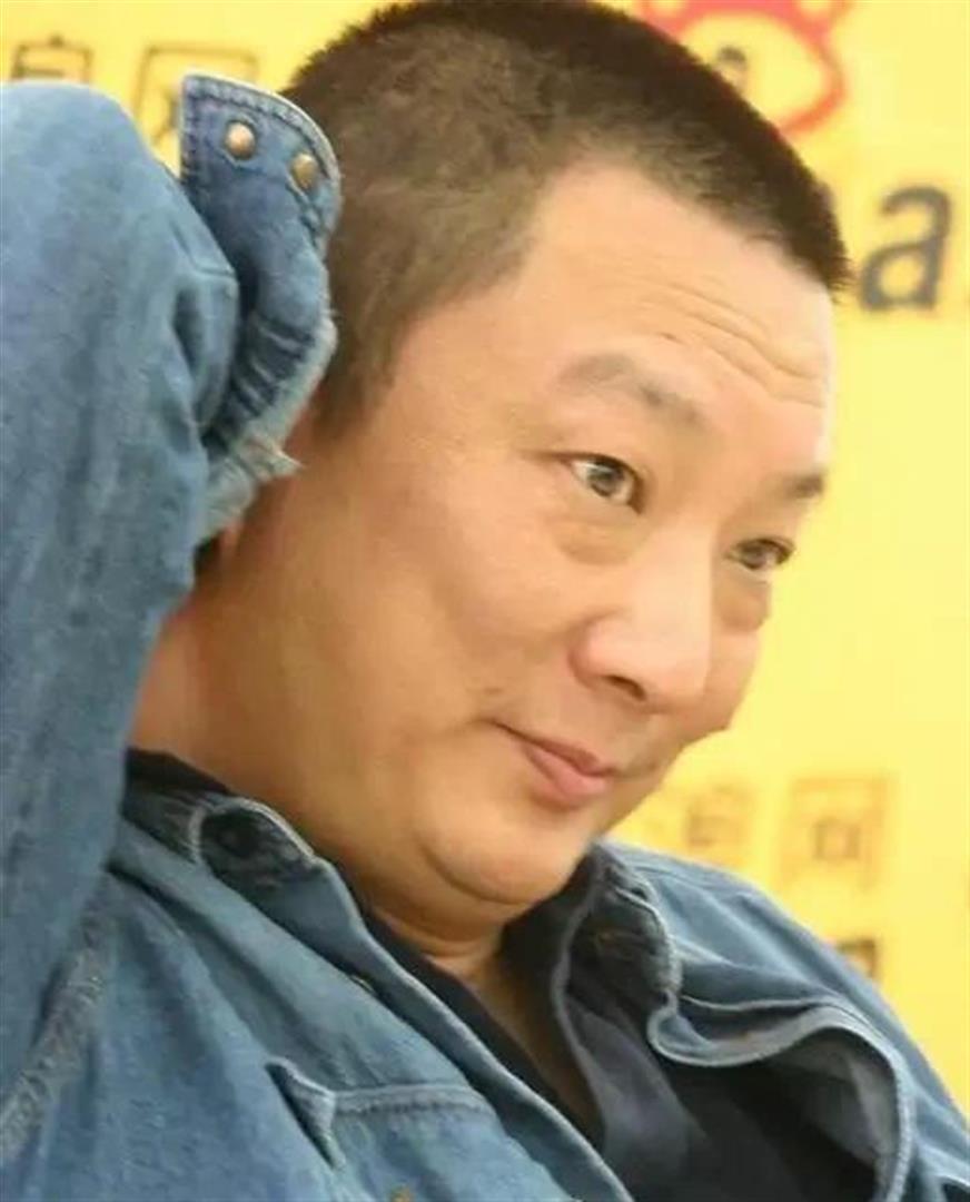 5段婚姻8个女人一个没留住,只能和痴呆老母为伴,张黎后悔吗?