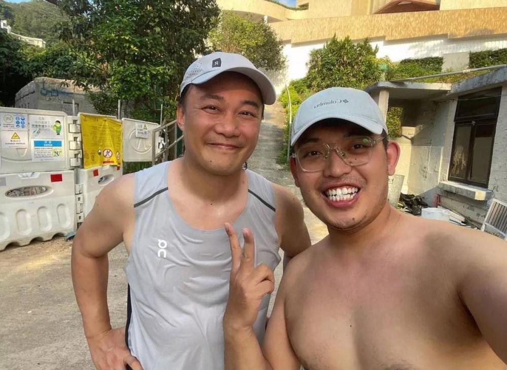 陈奕迅被市民偶遇身材发福有了大肚腩和老婆一起外出跑步