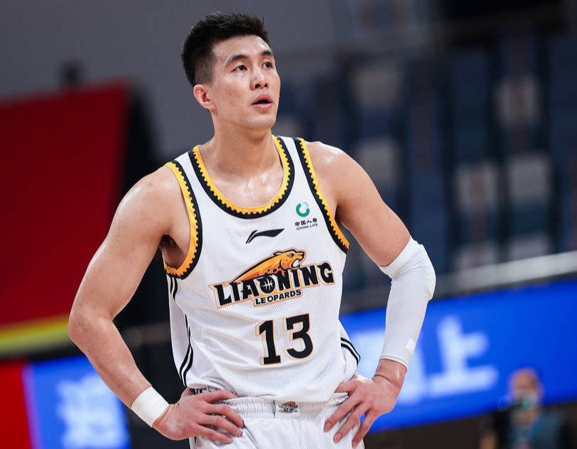 不一样的郭艾伦全场极其冷静砍255赛后加练投篮球迷陪伴