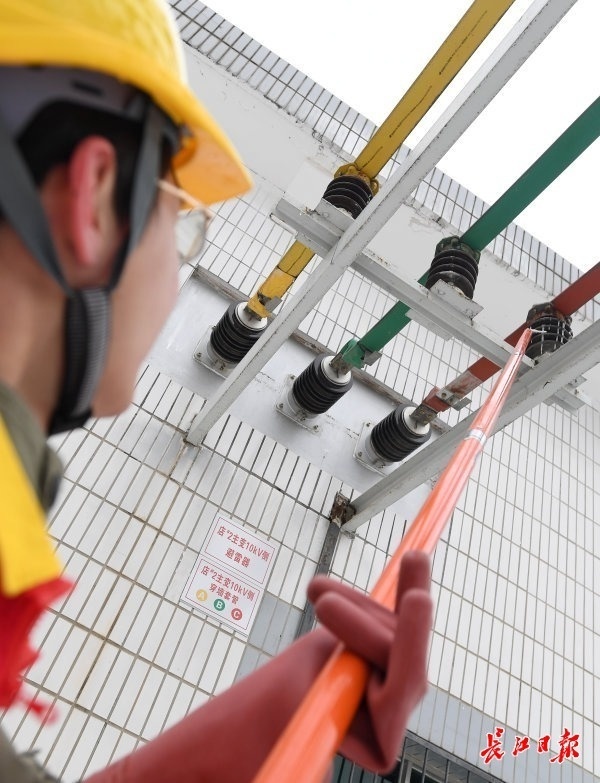 供电人员细致巡查变电站,手持绝缘棒为设备去除冰凌_腾讯新闻
