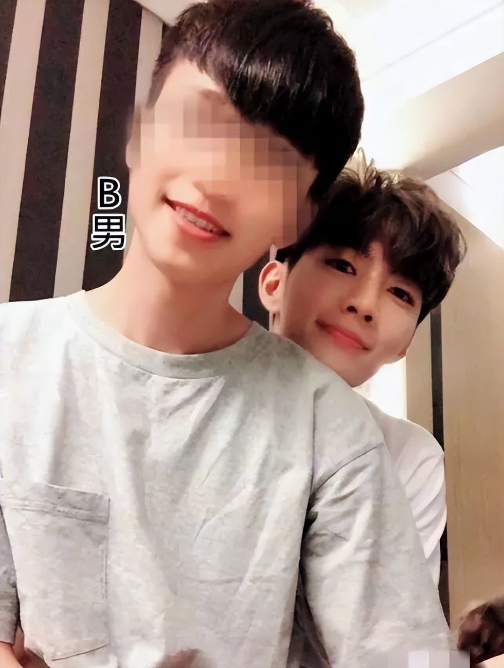 炎亚纶的恋爱对象一直争议不断,他之前也被爆过多支线恋爱,被三个男孩