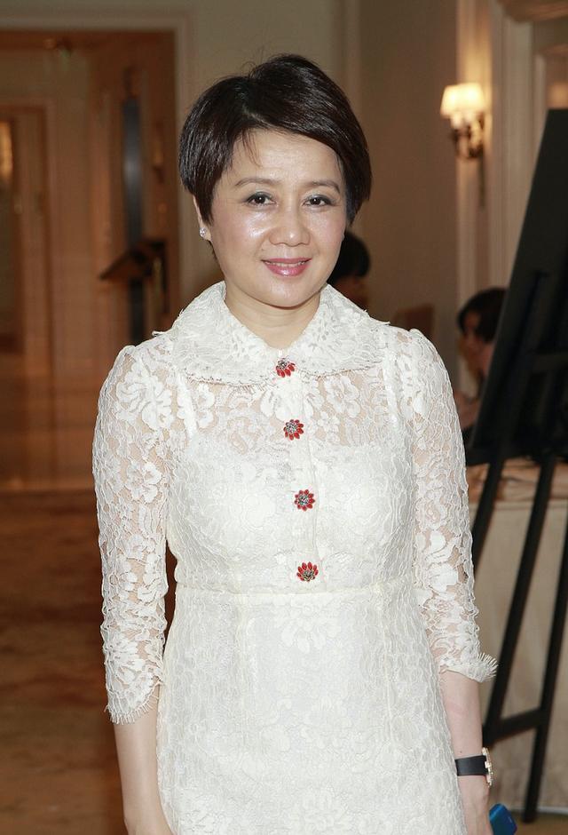 赌王三房四房聚会:奚梦瑶很随性,何超莲身材好棒,71岁三太陈婉珍抢镜