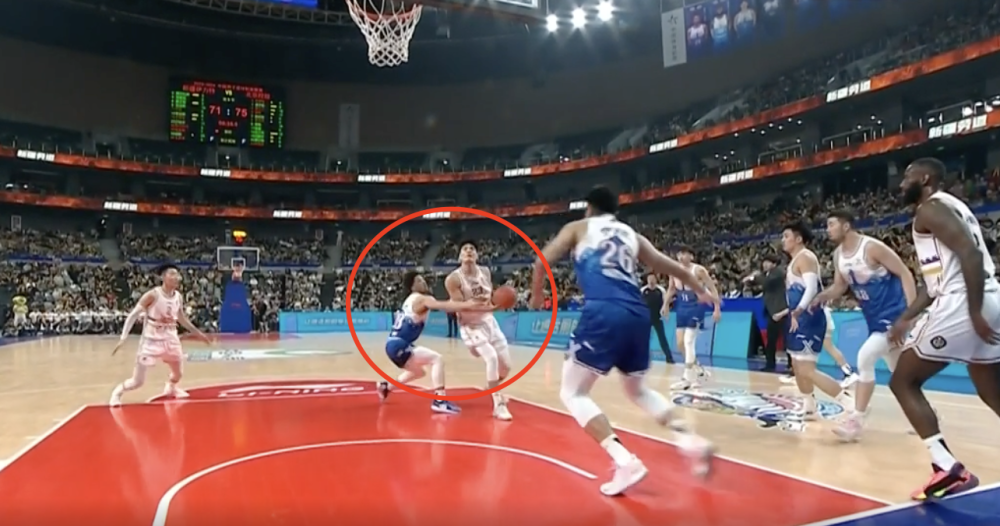 cba大黑哨裁判漏吹外援明显打手犯规改判新疆球权闵鹿蕾大不满