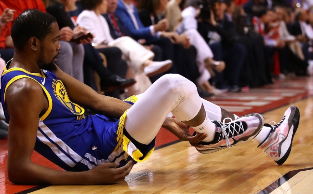 那该死的伤病在之后也缠着杜兰特的球队,2020-21赛季哈登和欧文被伤病