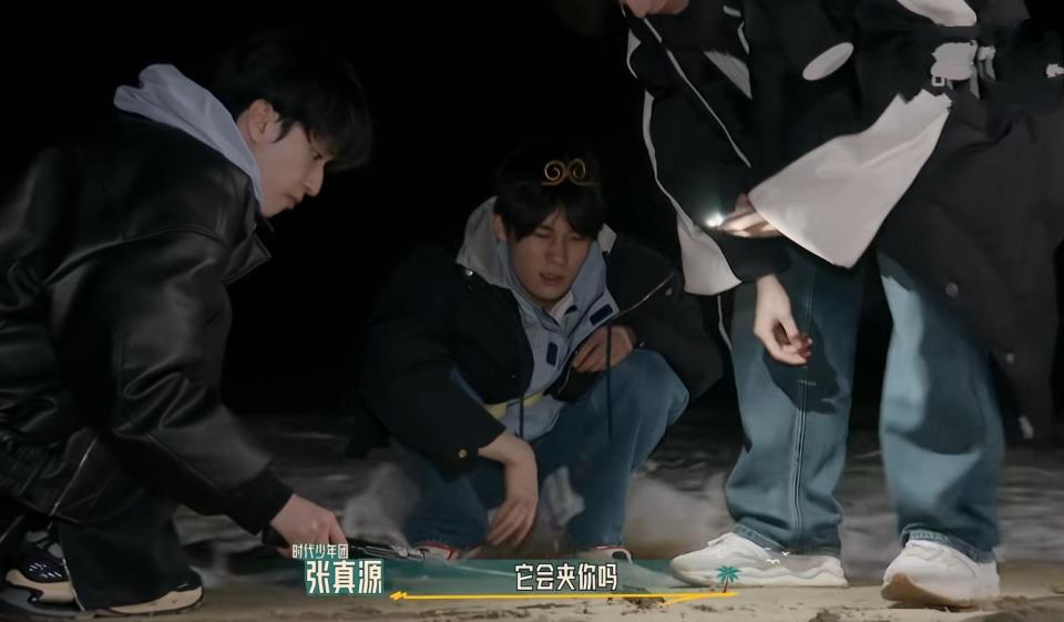 几个人开始烤火烘鞋袜和裤子,没想到又有意外,张真源把袜子扔进了火里