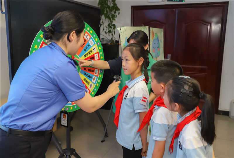 西城区新街口街道综合行政执法队走进志成小学开展垃圾分类宣传活动