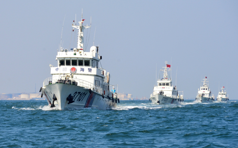 就出手",使用水炮驱离了菲律宾想要给仁爱礁"坐滩"军舰运送补给的军船