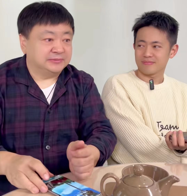 只见洪剑涛父子出现在希腊一家露天餐厅,两人点了一些当地食物.