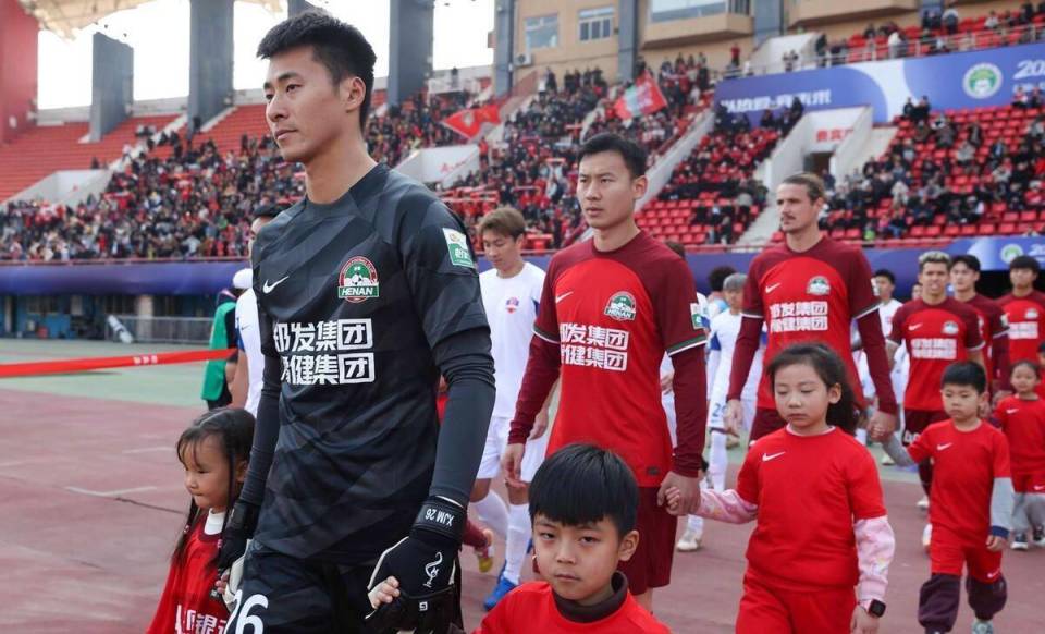 2轮3次送礼曝河南队忍无可忍更换主力门将23岁国奥新星临危受命