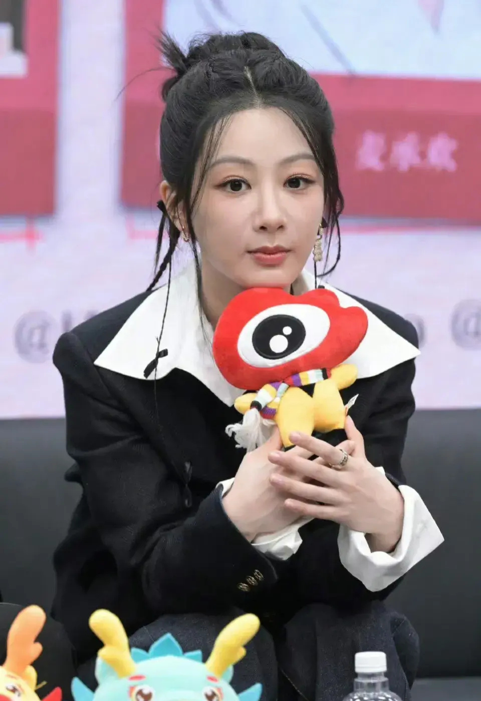 杨紫新造型又翻车!腿短五五分,脸上沟壑纵横,被嘲土气又廉价