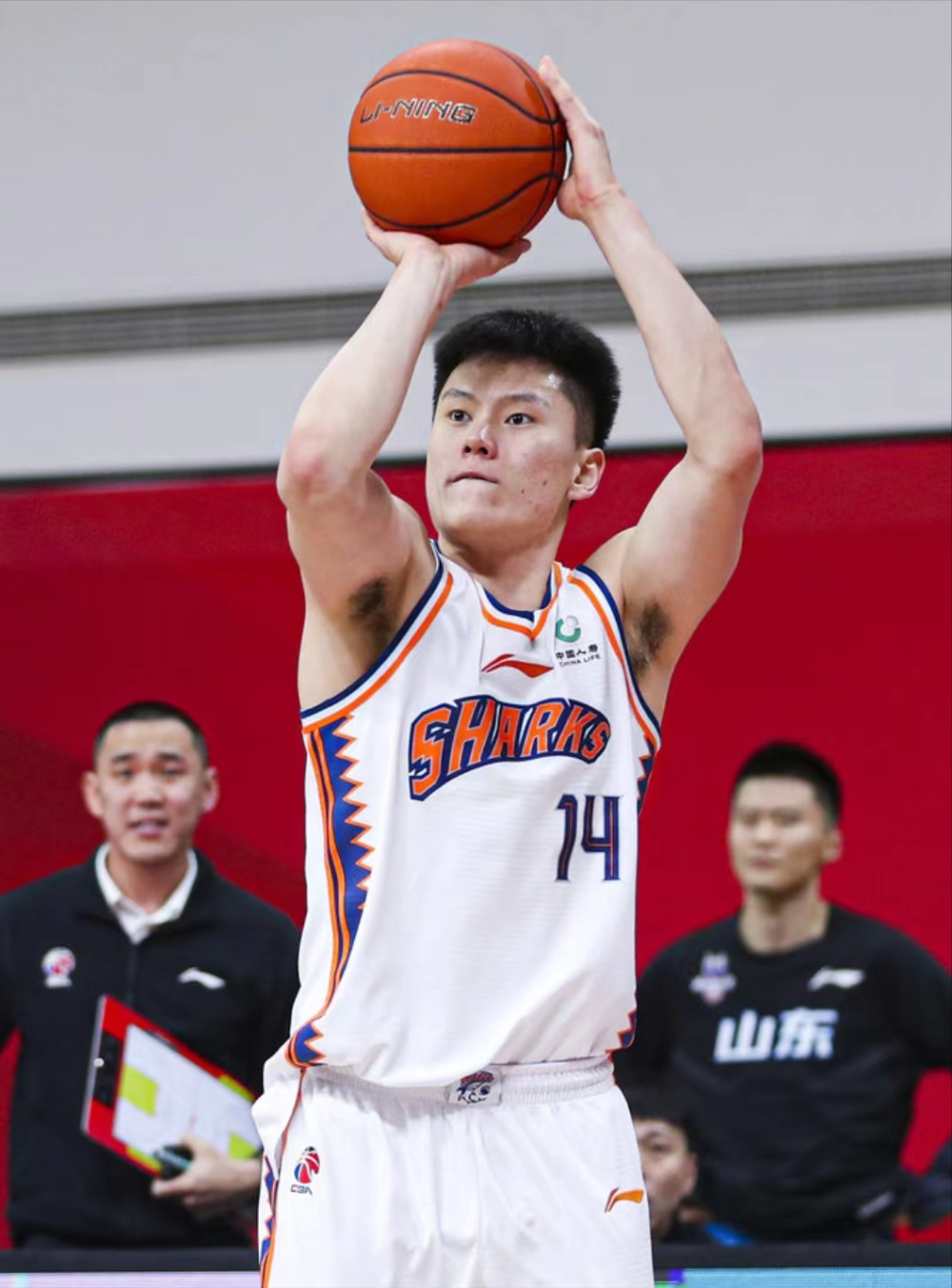 潜力新星,而本场比赛李弘权的表现,可谓眼前一亮,在刘铮缺阵的情况下