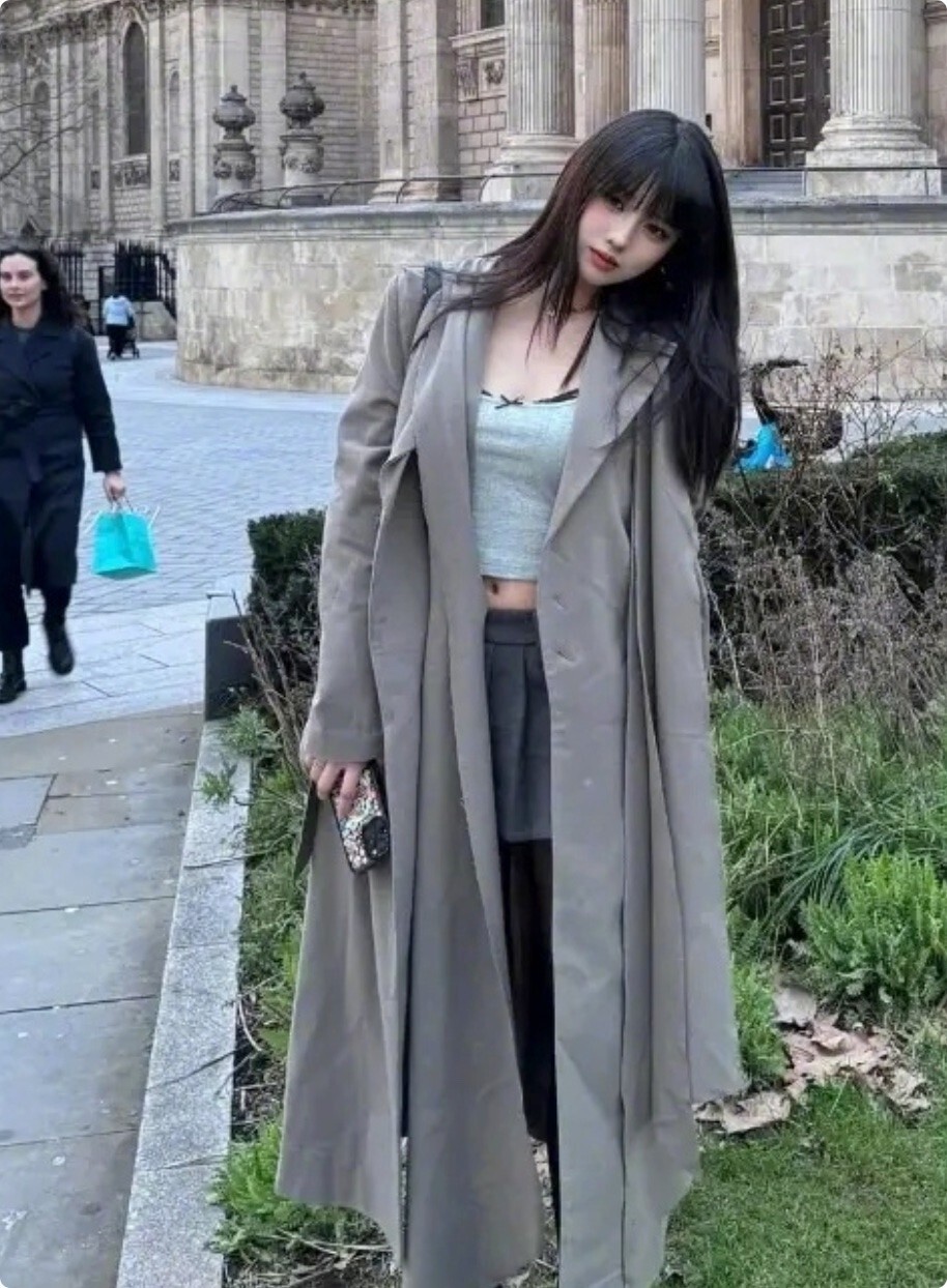 汪峰18岁女儿太早熟,黑丝短裙曲线玲珑,五官精致颜值不输章子怡