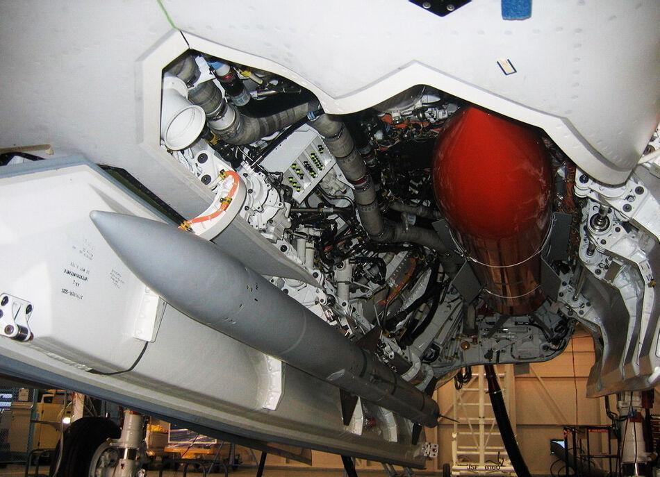 6m,且f-35目前爆出f-135发动机超音速飞行时冷却系统过热的问题…所以