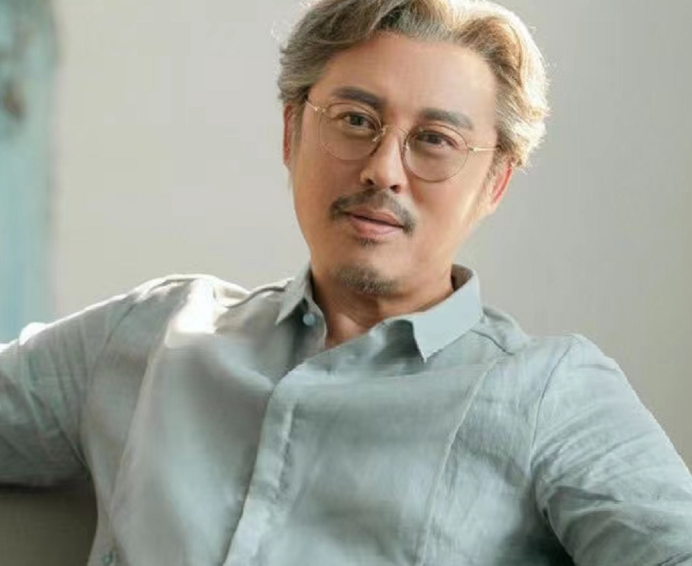 知名演员高宏亮一家近照曝光大3岁妻子气质好女儿高颜值像爸