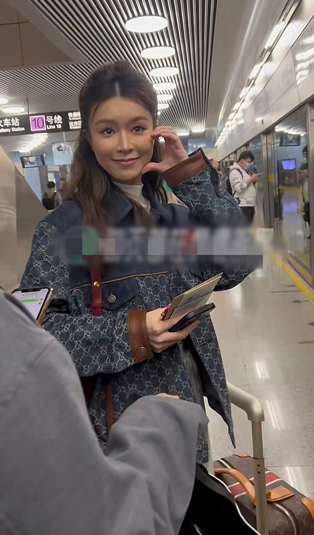 港星文咏珊现身内地挤地铁,全身奢牌超5万,素颜露面亲切无架子