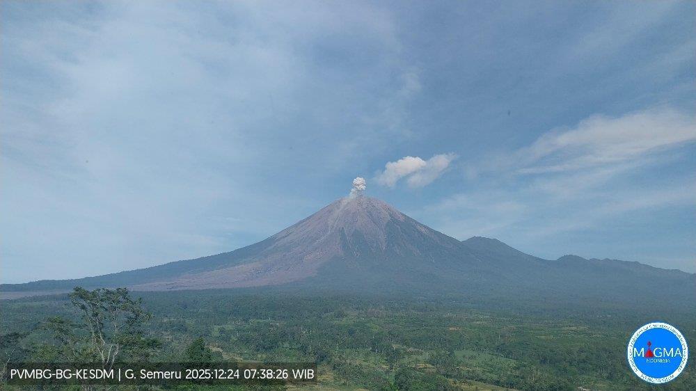 印尼塞梅魯火山噴發 火山灰柱高約500米 - 