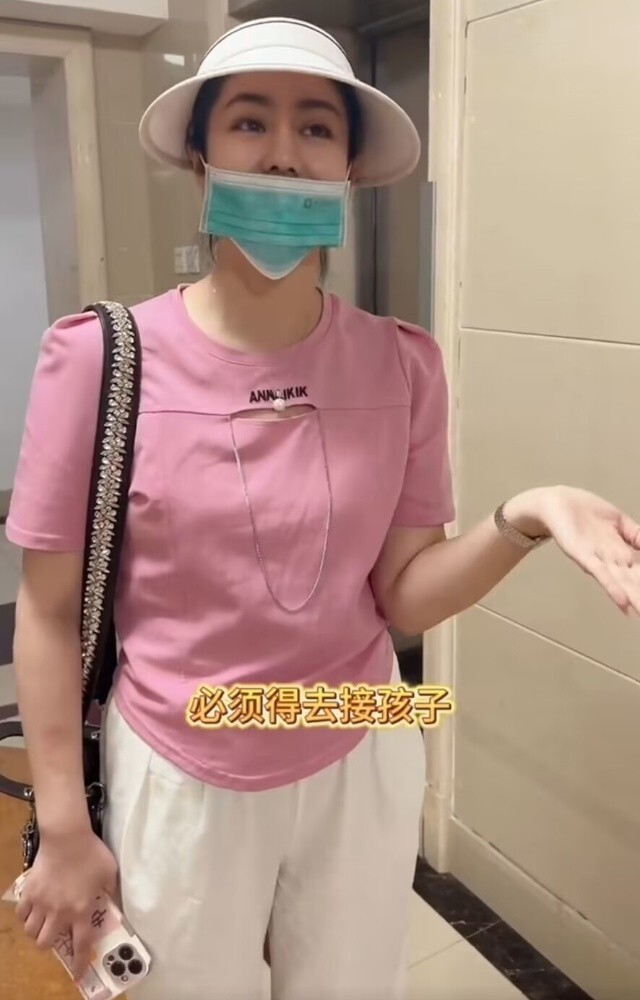 毕畅开保时捷接娃放学,穿千元t恤,收母亲节礼物眼睛眯成一条缝_腾讯