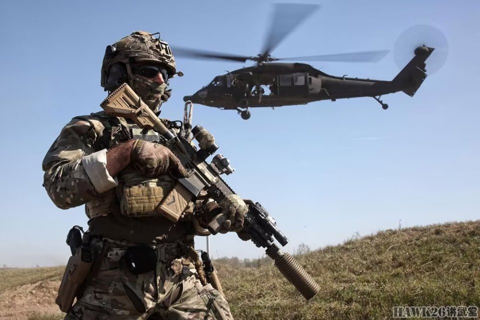 波兰grom特种部队战术训练照 搭乘"黑鹰"截停车队 抓捕目标