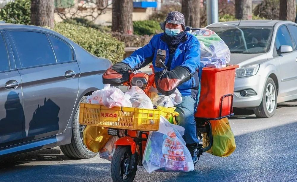 外卖恢复“烟火气”：新骑手日赚千元、月入3万是少数 第 1 张