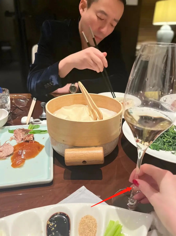真分手了汪小菲跟女子约会吃饭对方疑似网红张颖颖发声嘲讽