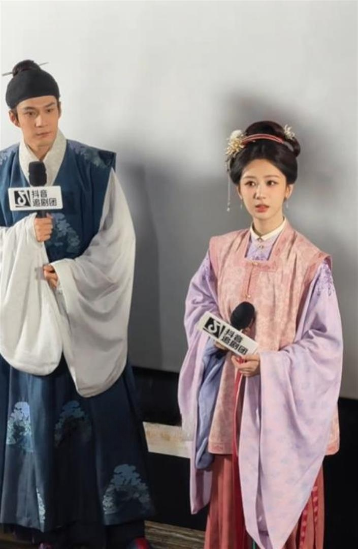 杨紫现身剧宣活动，皮肤煞白假面，笑起来青筋暴起没眼看_腾讯新闻