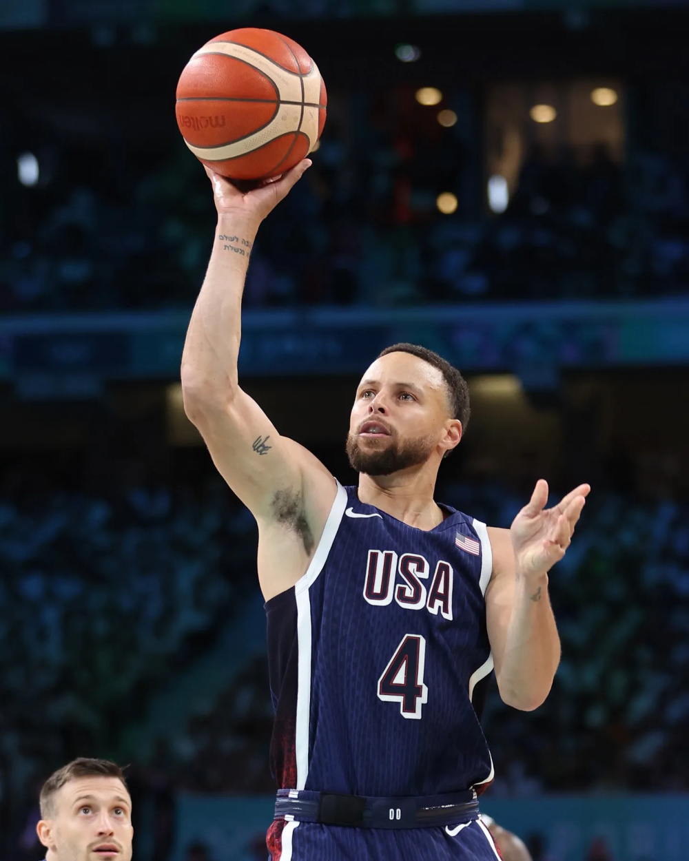 库里奥运会首秀给力,错位单防约基奇,赛后称坐替补席也开心