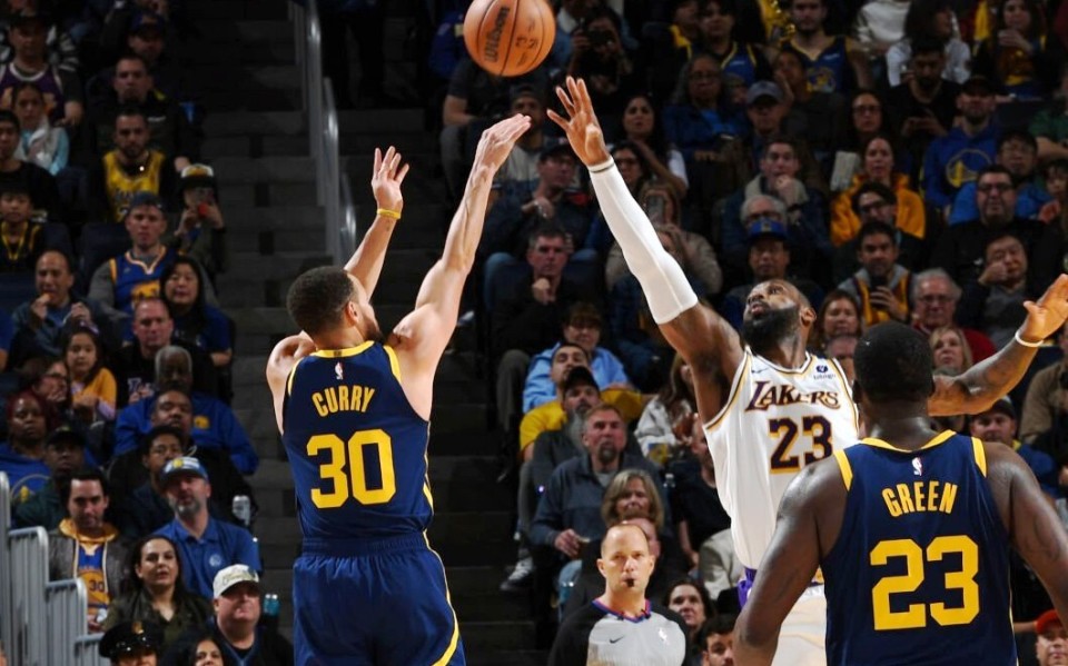 湖勇大战裁判报告库里关键三分前格林已犯规湖人两次吃亏仍险胜