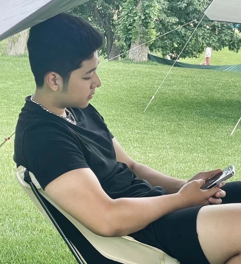 郭涛端午携儿子送祝福,17岁石头长成单眼皮帅哥,满身腱子肉抢镜