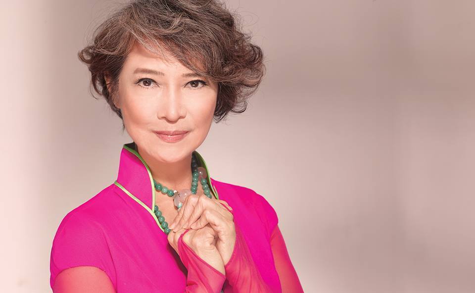 77岁影后萧芳芳近照曝光,时髦穿搭现身状态极佳