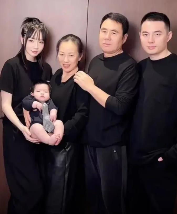 而在与高晓松离婚3年后,夕又米与张子萱前夫杨一柳恋爱但并没有向外界