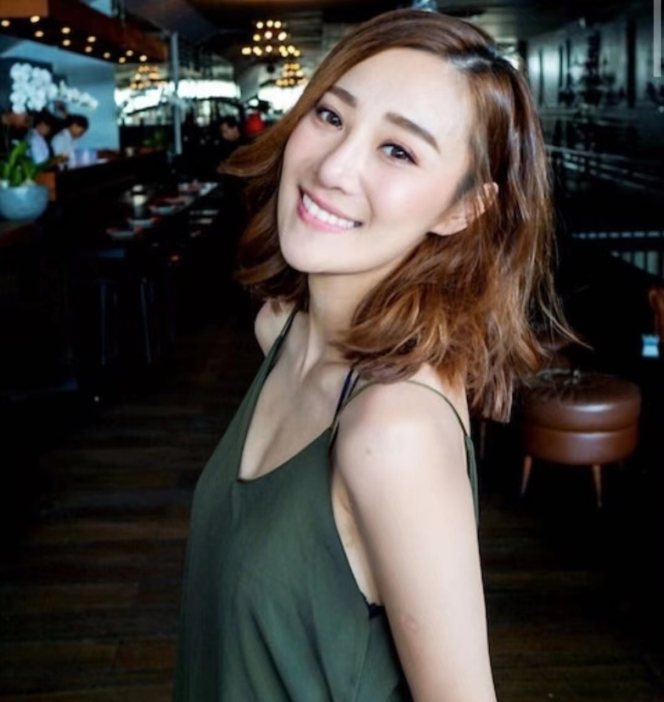 还是顺利地加入了tvb发展,她与很多港姐一样都是从主持人的工作做起