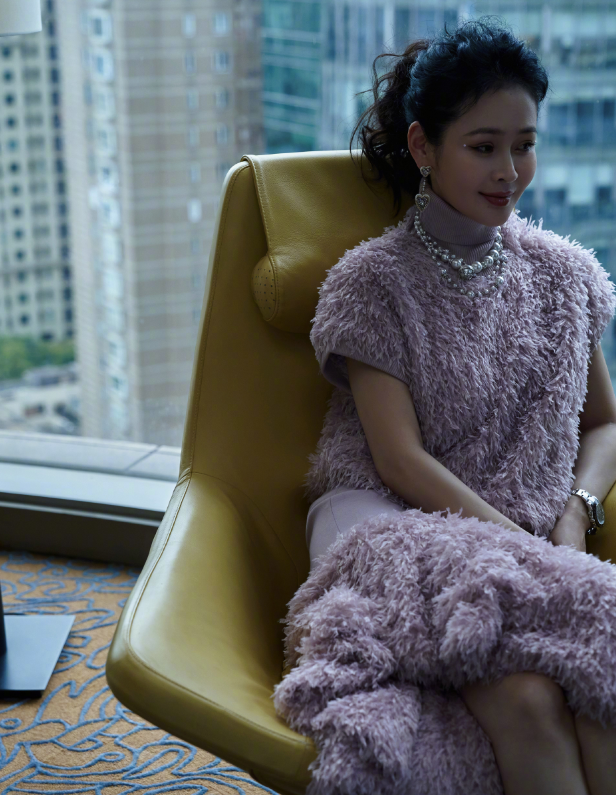 10年28岁的于明加与胡俊登记结婚,婚后育有两女,家庭生活很幸福