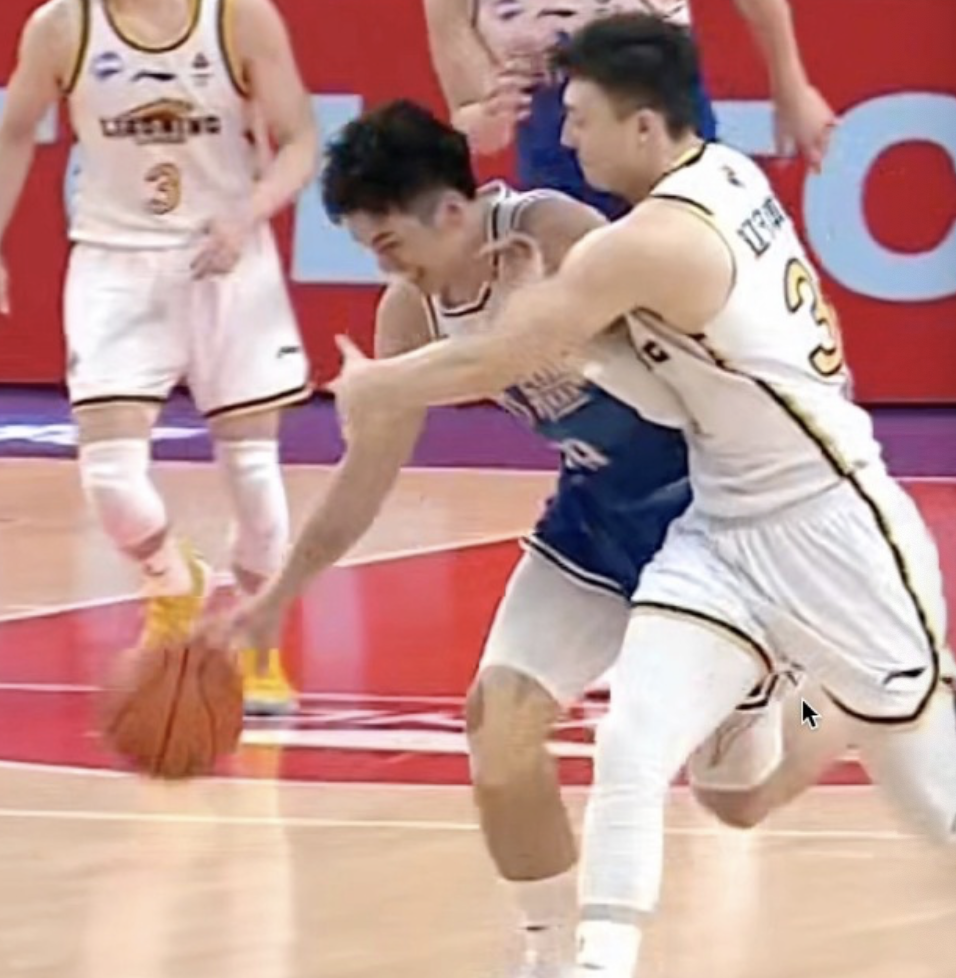 总决赛哨观察:外籍裁判翻车连判违体争议不断 辽宁连续"吃亏"