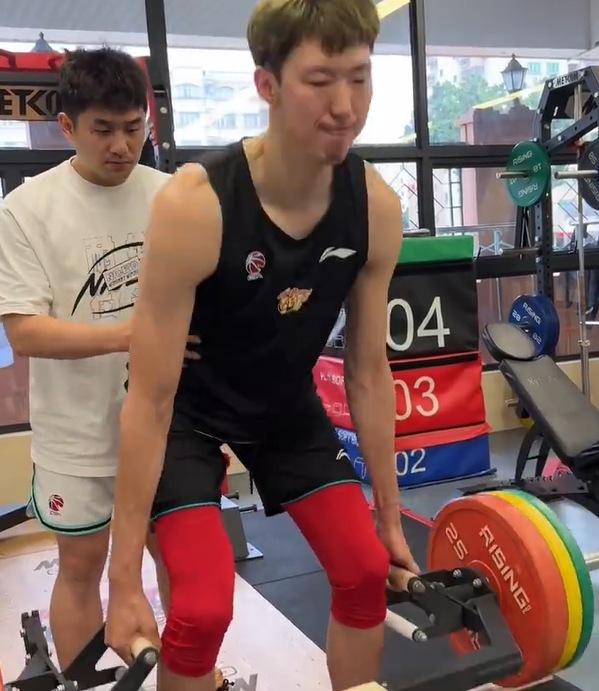 周琦积极备战第三阶段加强腿部力量训练与新外援组成内线双塔