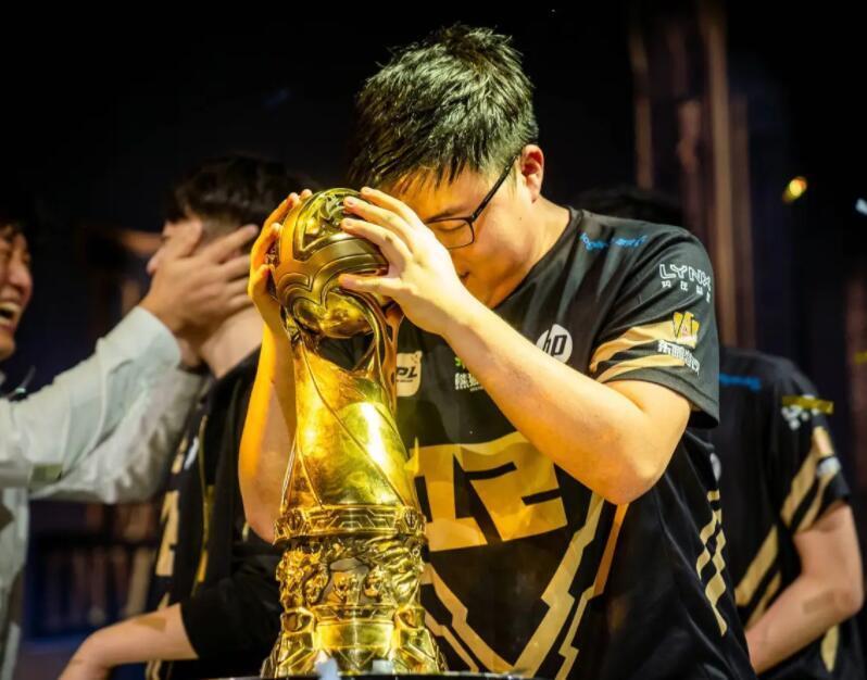 edg官宣uzi加入ruler首次回应此事两个表情看出他有多绝望