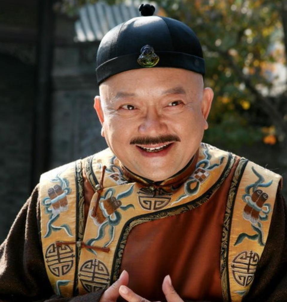 还有生活段子:三人一起微服出巡,在路边茶馆,纪晓岚教和珅和乾隆拿着