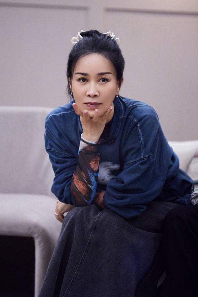 那英身体欠佳取消演出,却被偶遇泰国度假,素颜合影曝光真实状态_腾讯