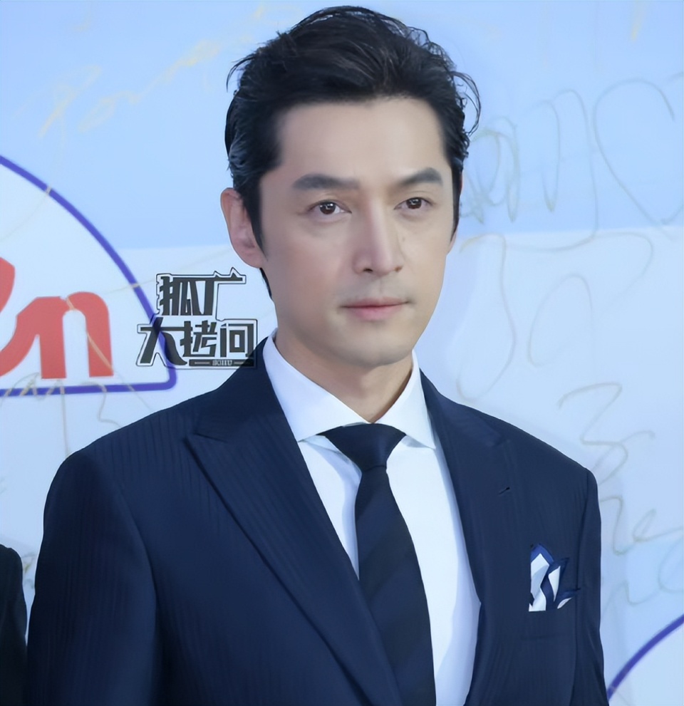 35岁张若昀与41岁胡歌都参加线下活动,一个矜贵优雅,一个翩翩贵公子