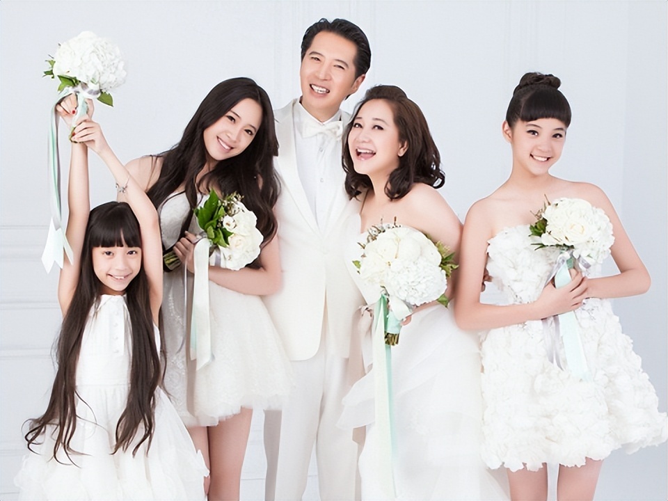 欧阳娜娜一家五口同框,三姐妹颜值出众,父亲穿衣打扮像精神小伙引热议