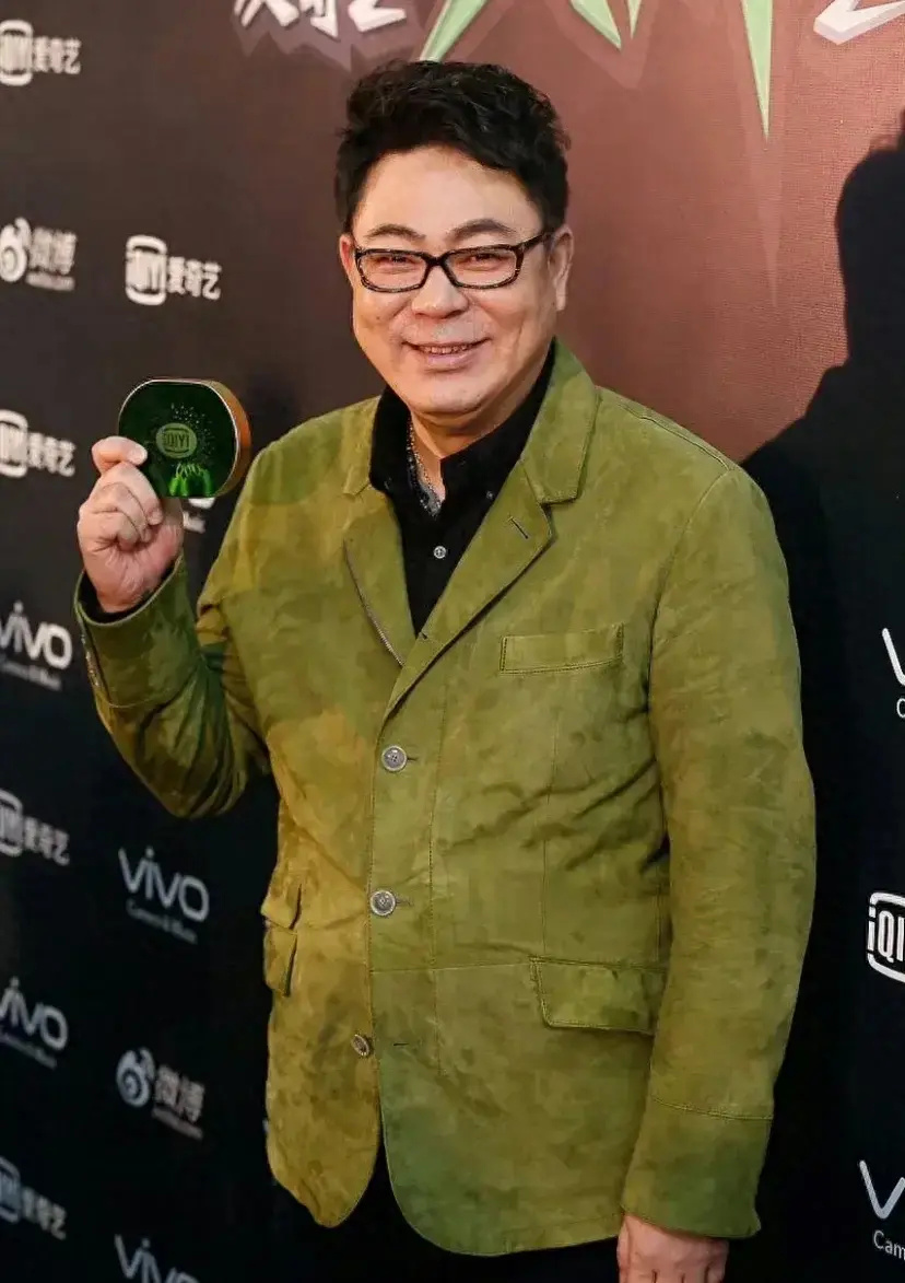 52岁高亚麟被曝孕期家暴,出轨26岁长腿美女,《家有儿女》被牵连