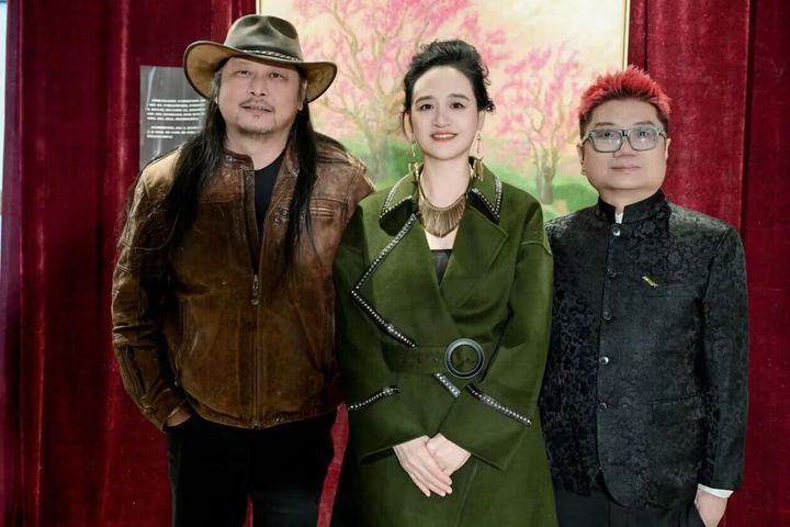 艺术展北京开幕，姜文：伍宇娟是一个用画笔说故事的人_腾讯新闻