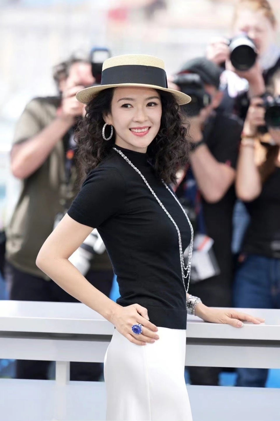 章子怡带女儿醒醒观看话剧,女儿晒黑了,更像前夫