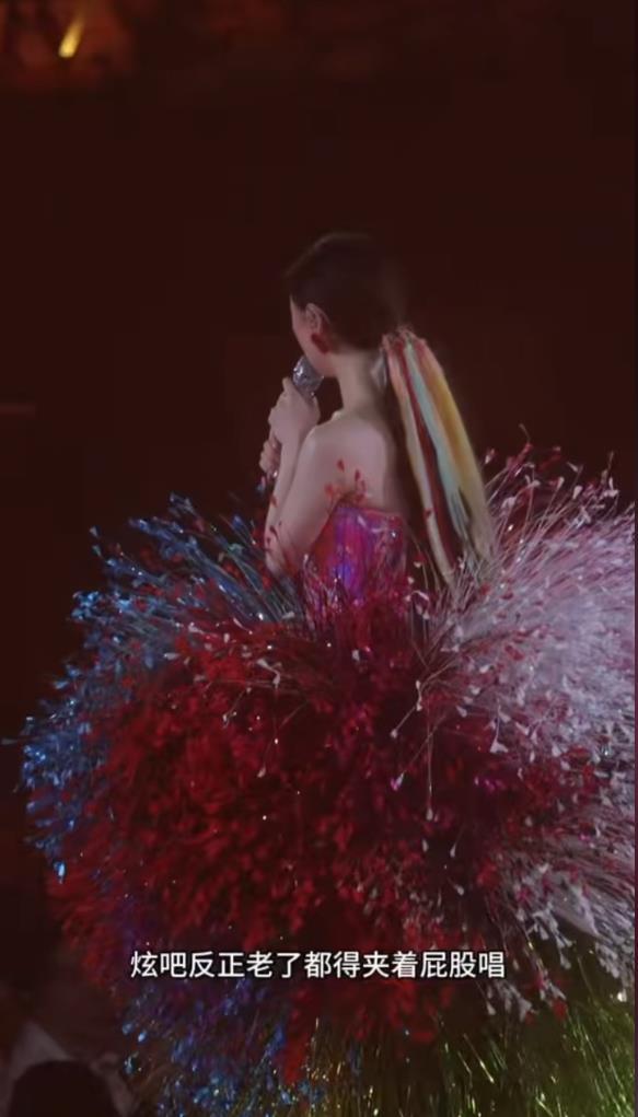 單依純與李榮浩版權風波後開唱，哽咽發言謝謝你們相信我，陳奕迅楊千嬅到場支持 - 