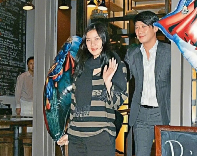 42岁的乐基儿第二次离婚后露面,告别了黎明和富商,不急再恋爱_腾讯