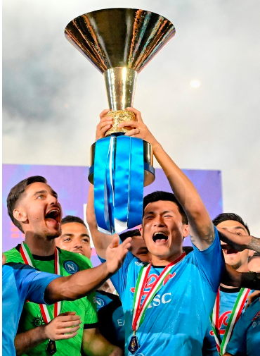 捧起意甲冠军奖杯的金玟哉另外,获得最佳教练奖的主教练卢西亚诺61