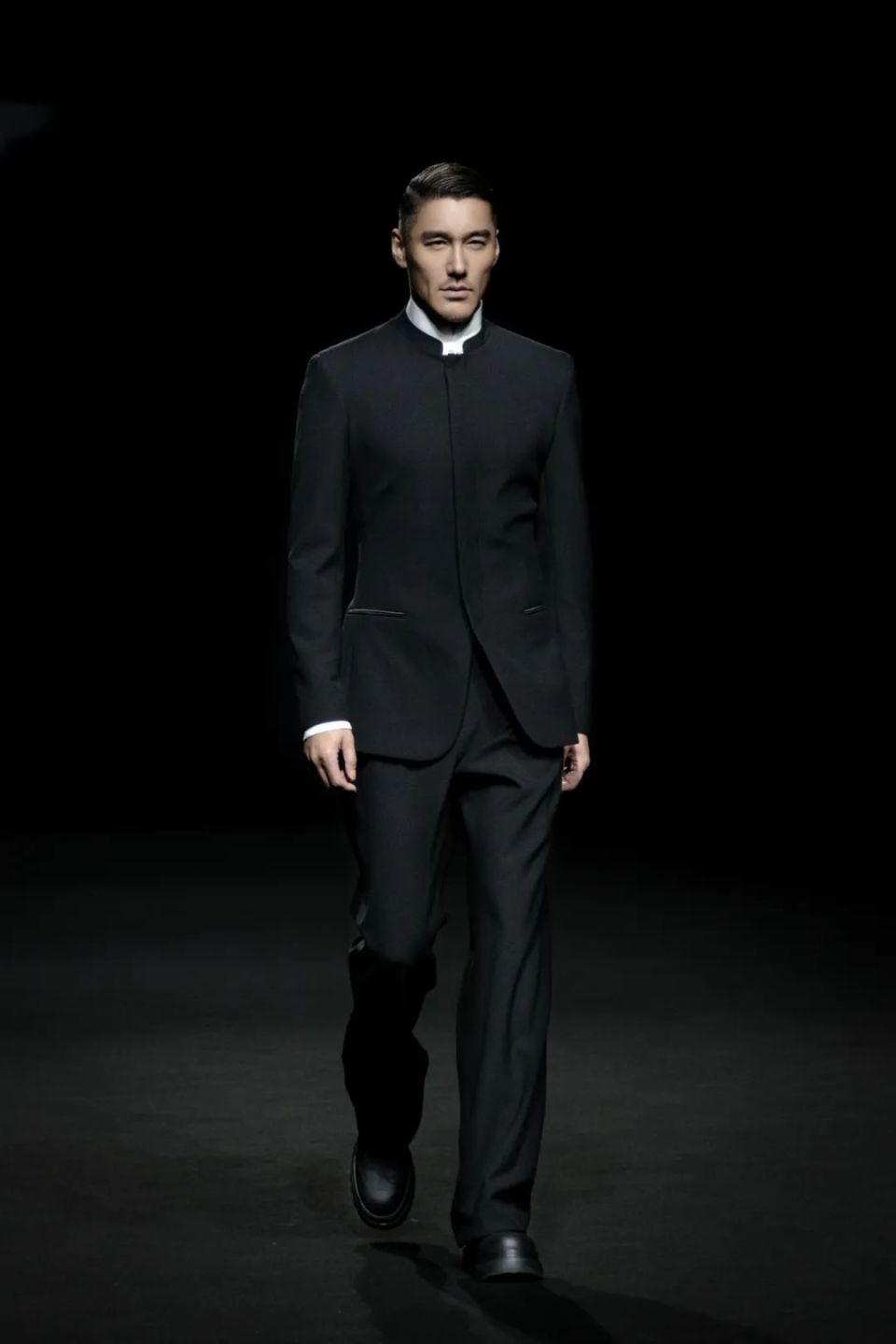 他是"中国首席男模",如今53岁走秀却像35岁,被夸"不老男神"